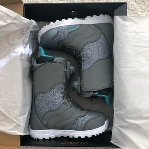 Burton mint BOA snowboarding boots, size 6 NIB